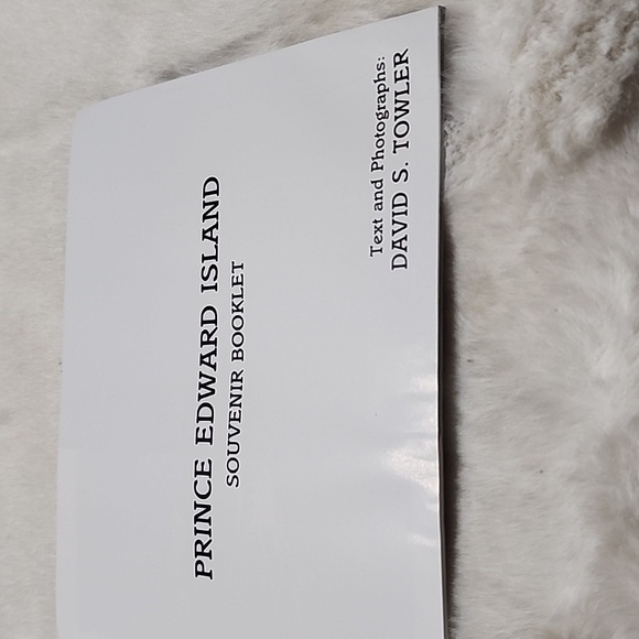 PRINCE EDWARD ISLAND  SOUVENIR BOOKLET. DAVID TOWLER 1991. - Picture 3 of 6